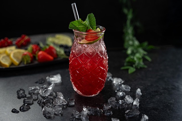 sklenka s drinkem