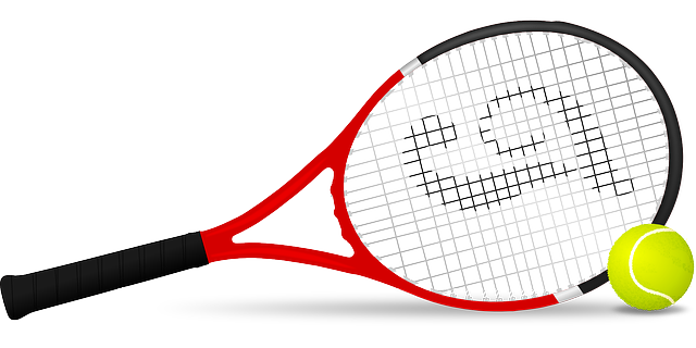 tenisová raketa a míč